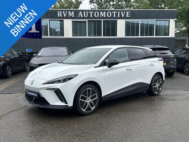 MG MG4 Electric Luxury 64 kWh SOH 98% | 16.000KM! |360 CAMERA| 7 JAAR MG GARANTIE T/M 04-2031| KEYLE...