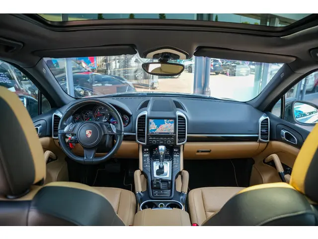 Porsche Cayenne 3.0 D Platinum Edition Panoramadak Leer Cruise Navigatie PDC