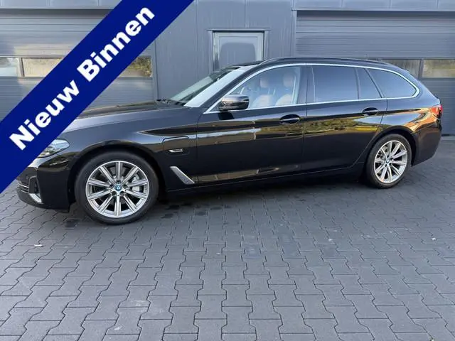 BMW 5-serie Touring 530e Business Edition Plus Leer,Trekhaak,Navi,Clima,18Inch 1700kg trekken
