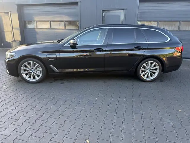 BMW 5-serie Touring 530e Business Edition Plus Leer,Trekhaak,Navi,Clima,18Inch 1700kg trekken