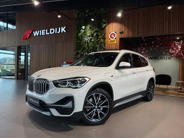 BMW X1 xDrive25e  Pano schuif camera keyless