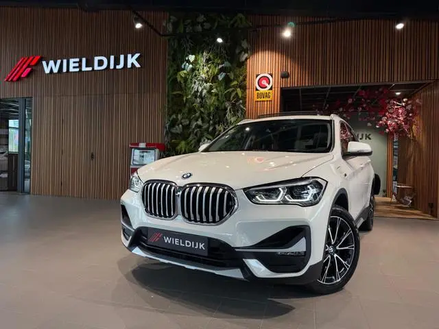 BMW X1 xDrive25e  Pano schuif camera keyless