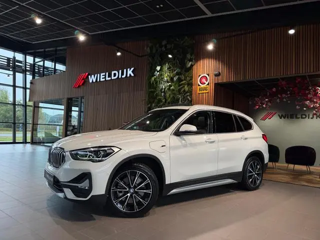 BMW X1 xDrive25e  Pano schuif camera keyless