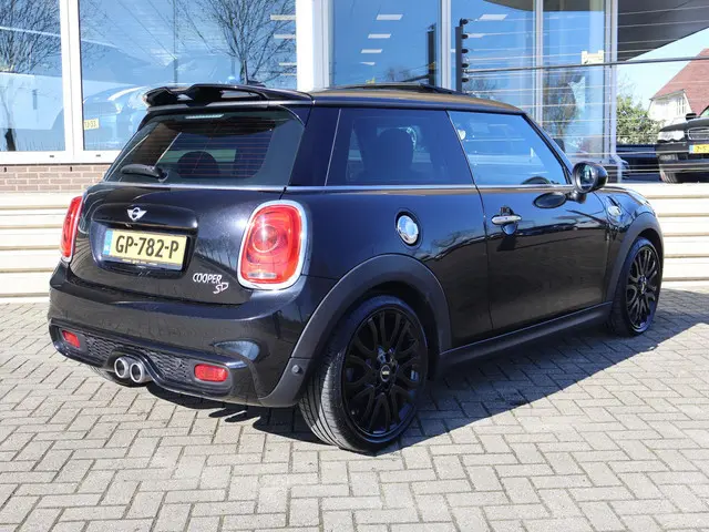 Mini Mini 2.0 COOPER SD 170 PK DIESEL AUT. ORIG. NL + PANORAMA | HEAD-UP | CAMERA | 18 INCH LMV