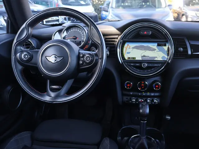 Mini Mini 2.0 COOPER SD 170 PK DIESEL AUT. ORIG. NL + PANORAMA | HEAD-UP | CAMERA | 18 INCH LMV