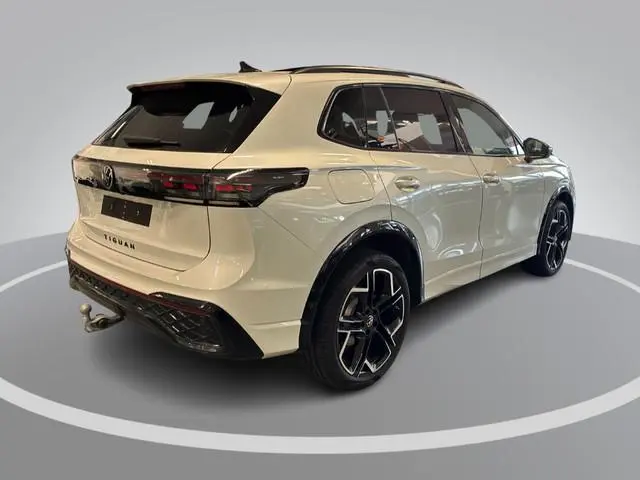 Volkswagen Tiguan 1.5 eHybrid 204pk DSG R-Line Edition · Panoramadak · 360 Camera · Inklap. Trekhaak...