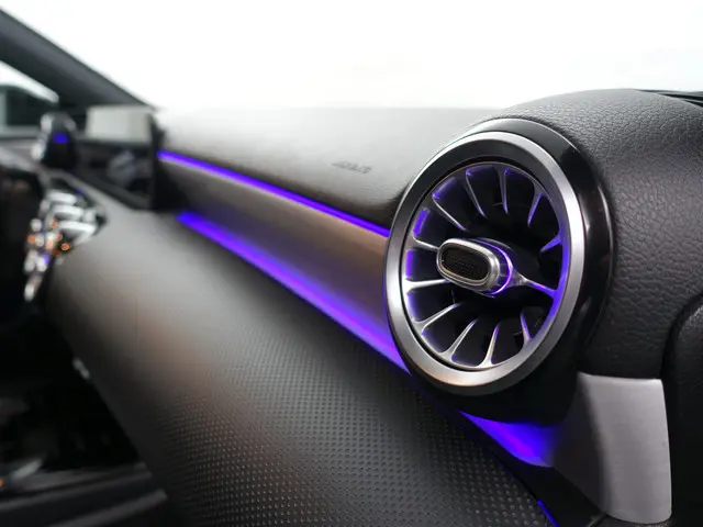 Mercedes-Benz A-klasse 180 AMG Night Edition Aut- Xenon Led, Camera, Stoelverwarming, Sfeerverlichti...
