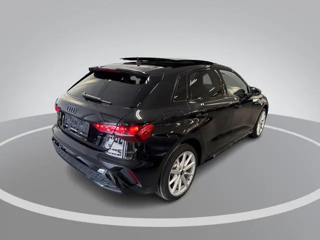 Audi A3 Sportback 45 TFSIe 272pk S-tronic S edition Competition · Panoramadak · Sonos Audio · Camera...