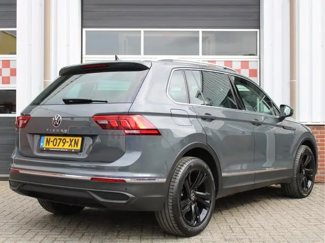 Volkswagen Tiguan 1.5 TSI Sport Business /NAVI/Camera/19'LM/Keyless/ACC/Carplay/LED/PDC/Keyless/Stuu...