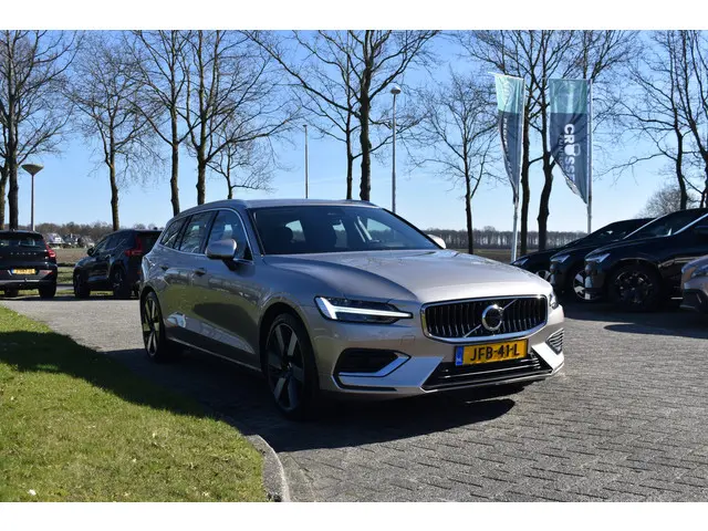 Volvo V60 T6 AWD 350PK Plug-in Hybrid Essential Bright Nieuw | 19"LMV | Leder | Stuur & Stoelverwarm...