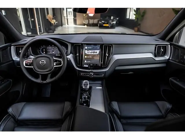 Volvo XC60 T6 Plus Black Edition Recharge AWD | Luchtvering | H&K | HuD | P