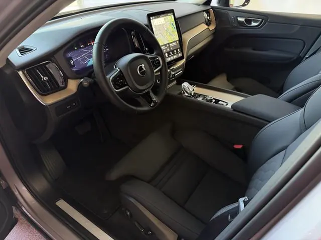 Volvo XC60 2.0 T8 455PK AWD PLUS DARK NIEUWE AUTO HARMAN KARDON 360.CAM  STOEL/STUUR VERW LEER