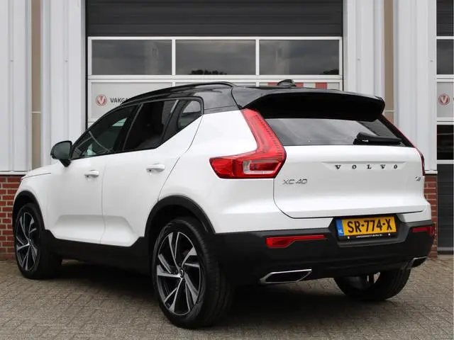 Volvo XC40 2.0 T4 190PK R-Design Automaat /NAVI/Panoramadak/Trekhaak/Cruise control/PDC/20'LM/Leder/...