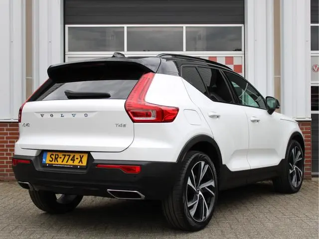 Volvo XC40 2.0 T4 190PK R-Design Automaat /NAVI/Panoramadak/Trekhaak/Cruise control/PDC/20'LM/Leder/...