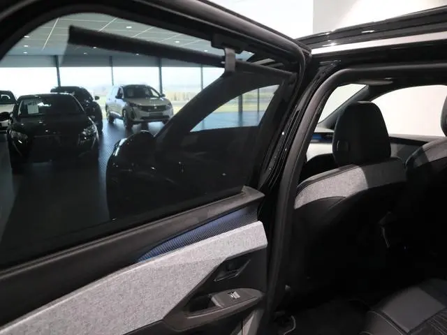 Peugeot e-5008