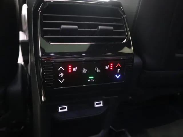 Peugeot e-5008