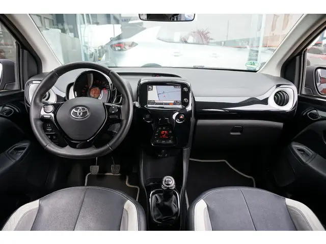 Toyota Aygo 1.0 VVT-i x-clusiv + KEYLESS / LEDER / CAMERA / CLIMATE CONTROL