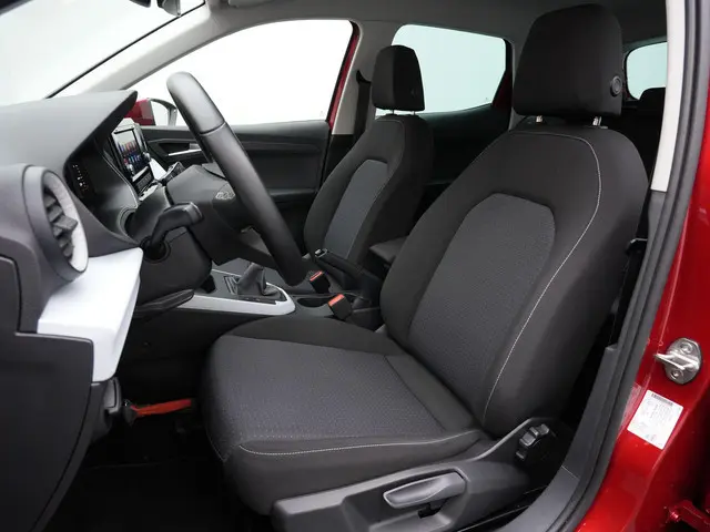 SEAT Arona 1.0 TSI 95 pk Style Business Connect | Trekhaak | Stoelverwarming | Parkeersensoren achte...