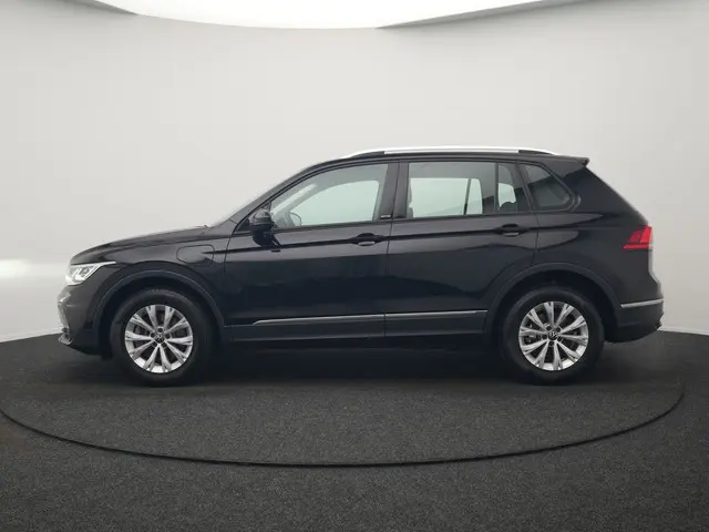 Volkswagen Tiguan 1.4 TSI eHybrid Active Plug In Hybrid 245pk Dealer O.H. PHEV | Adaptive Cruise | 360 Camera | IQ Light | Sportstoelen & Stuur Verwarmd | Apple Carplay | Blis | IQ Drive | Navigatie | Virtual | DAB |