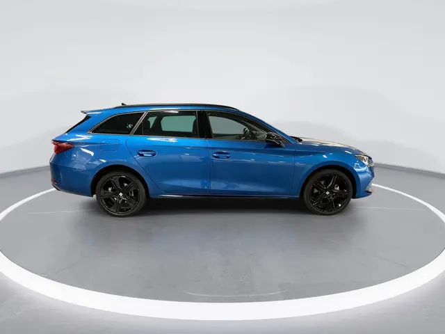 SEAT Leon Sportstourer 1.5 TSI e-Hybrid 204pk DSG FR Business · Camera · Apple/Android Car Play · Si...