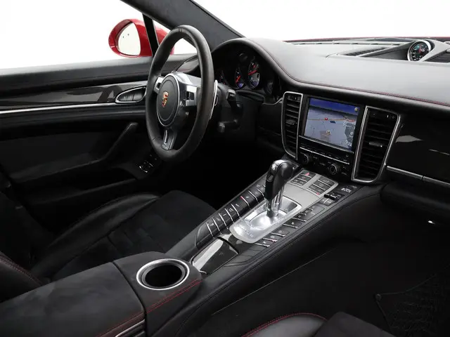 Porsche Panamera 4.8 V8 GTS 441 PK + 360 CAMERA | SCHUIFDAK | BOSE | 20 INCH | LUCHTVERING | SPORTUITLAAT | LED