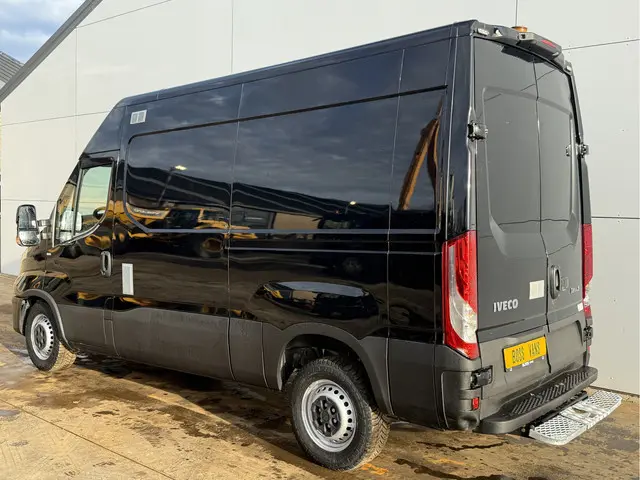 Iveco Daily 35S18 3.0 L2H2 Airco Adaptieve Cruise Control Camera Navigatie Lucht geveerde stoel .