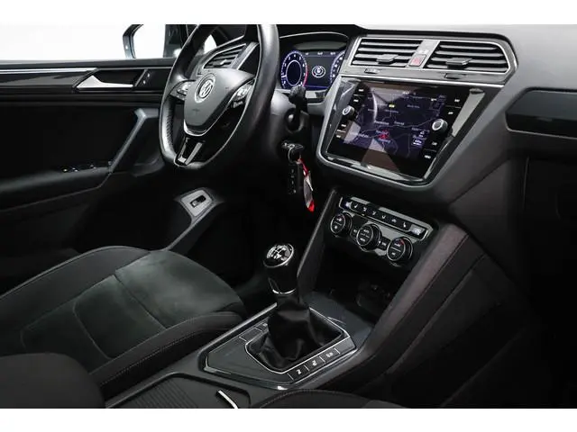 Volkswagen Tiguan 1.4 TSI Comfortline Business R |  PANORAMADAK | MASSAGE | STOELVERWARMING | DAB |...