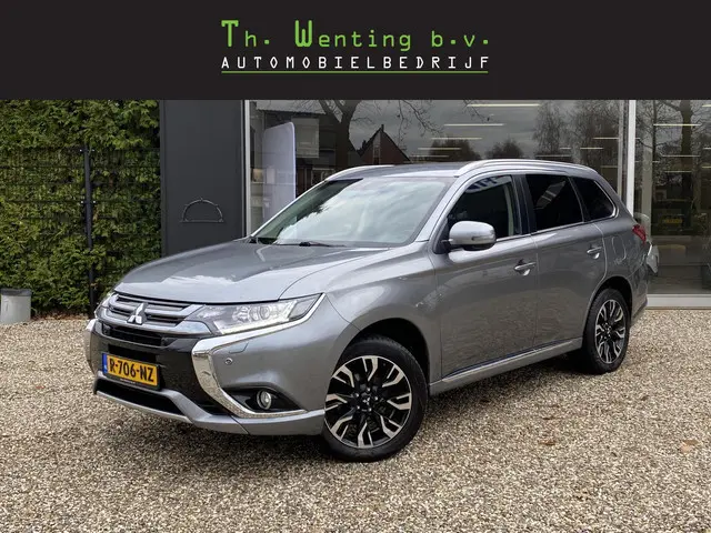 Mitsubishi Outlander 2.0 PHEV Executive Edition | Stoelverwarming | Achteruitrijcamera | Keyless Entry | Navigatie | Cruise Control | DAB-Radio | Trekhaak |