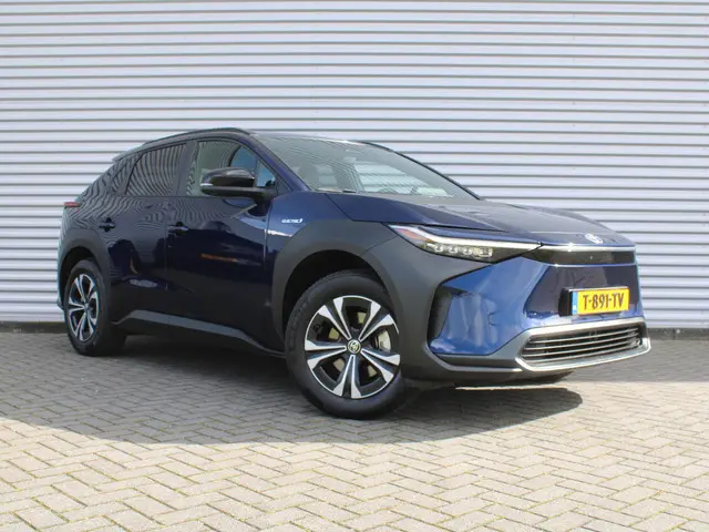 Toyota bZ4X Launch Edition 71 kWh | Trekhaak | 360° Camera | Stuur-/stoelverwarming | Elek. stoelver...