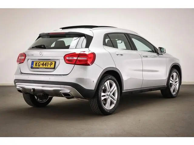 Mercedes-Benz GLA-klasse 180 Ambition | URBAN PACK | PANORAMADAK | STOELVERWARMING | TREKHAAK | 18"