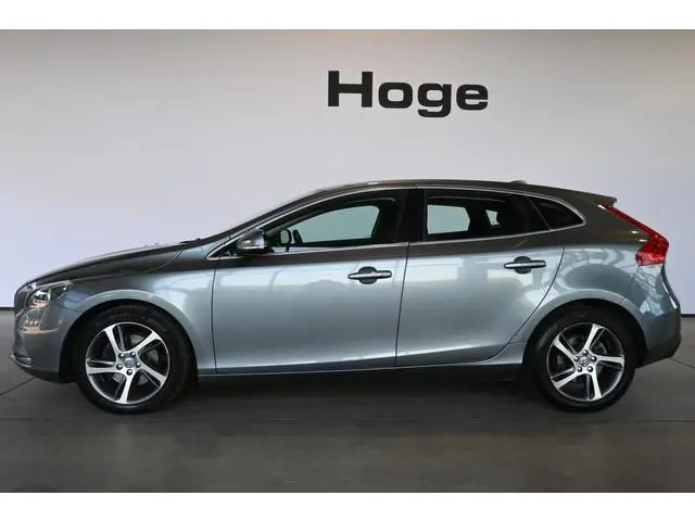 Volvo V40 1.6 T2 Momentum Clima Cruise control Navigatie Camera PDC Trekhaak Inruil mogelijk