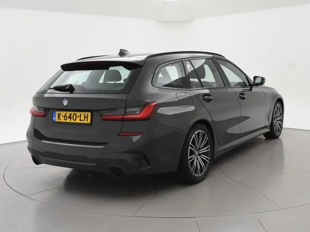BMW 3-serie Touring 318i AUT. M-SPORT DRAVITGRAU + SPORTSTOELEN | CAMERA | MEMORY | HIFI | SFEERVERL...