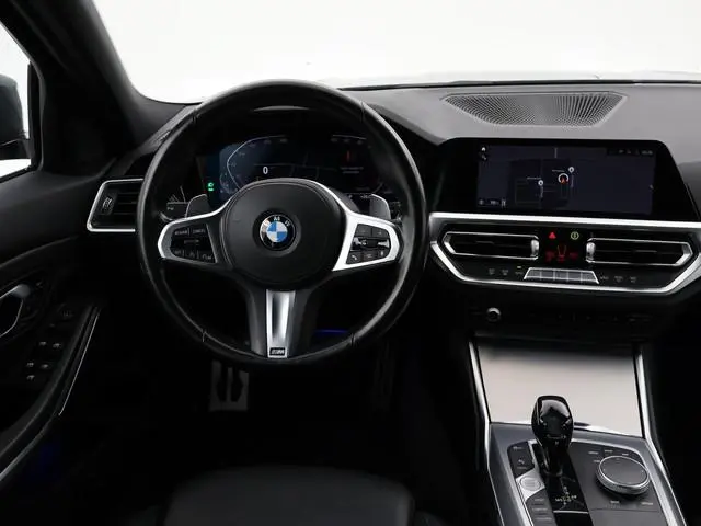 BMW 3-serie Touring 318i AUT. M-SPORT DRAVITGRAU + SPORTSTOELEN | CAMERA | MEMORY | HIFI | SFEERVERL...