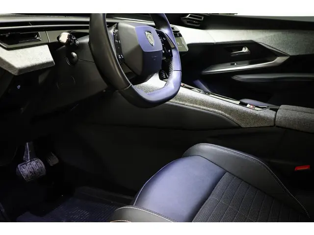 Peugeot e-3008