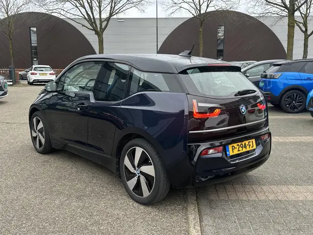 BMW i3 Basis 120Ah 42 kWh SOH 100% | 3-FASE LADER | WARMTEPOMP | CAMERA| ORIGINEEL NL AUTO MET NAP |...
