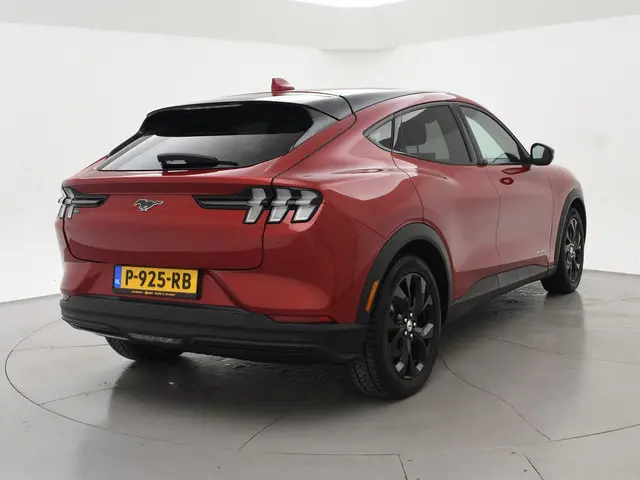 Ford Mustang Mach-E 75kWh LUCID RED + STUURVERW. / ADAPTIVE CRUISE / CARPLAY