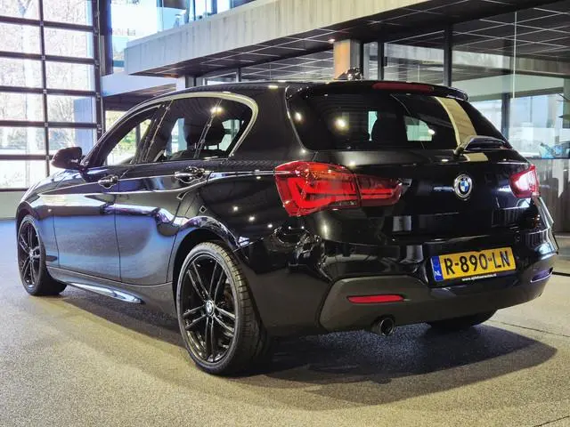 BMW 1-serie M-Sport Shadow Edition Camera | Leder | Stoelverwarming | Zwarte hemel | CarPlay | Cruis...