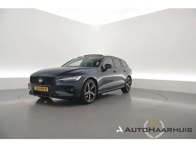 Volvo V60 2.0 B4 Ultra Dark | Pano | HUD | 360cam | Memory | Google info. | Pilot Assist | Stoel- St...