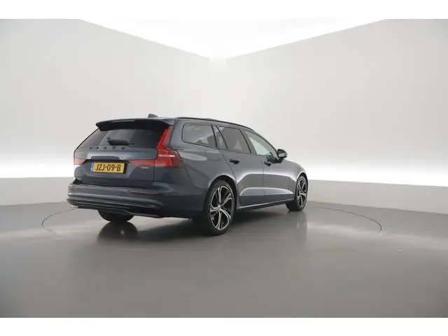 Volvo V60 2.0 B4 Ultra Dark | Pano | HUD | 360cam | Memory | Google info. | Pilot Assist | Stoel- St...