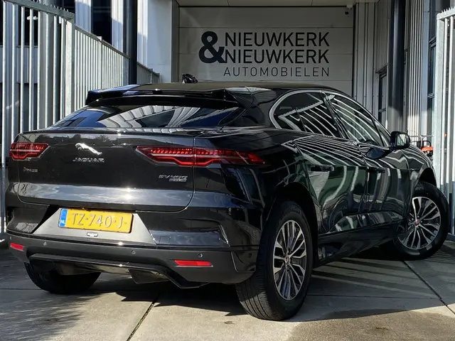 Jaguar I-PACE EV400 S | HEAD-UP DISPLAY | MERIDIAN | CAMERA | LEDER | NAVI | LMV 18'' | STOEL/STUURVERWARMING | CARPLAY | PDC V+A | KEYLESS | CRUISE CONTROL | CLIMATE CONTROL | BLUETOOTH