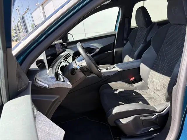 Peugeot e-3008