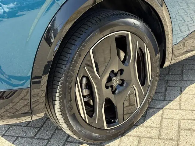Peugeot e-3008