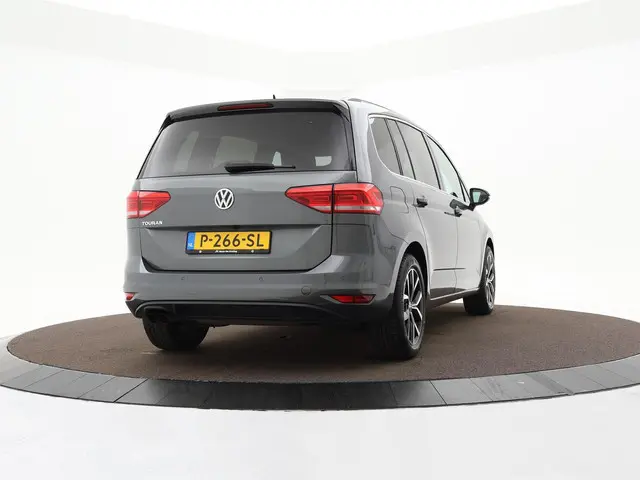 Volkswagen Touran 1.4 TSI 150pk DSG Highline 7p · Camera · Wegklapbare Trekhaak · Apple/Android Car...