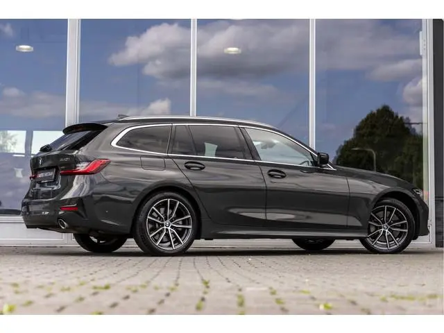 BMW 3-serie Touring 330i High Executive Edition | Pano | HUD | Stuurverw.