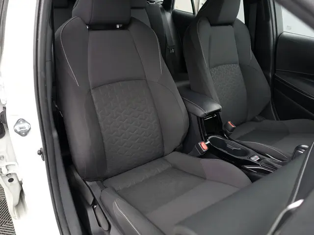 Toyota Corolla Touring Sports 1.8 Hybrid Executive Aut- Head Up, Virtual cockpit, Stoelverwarming, C...