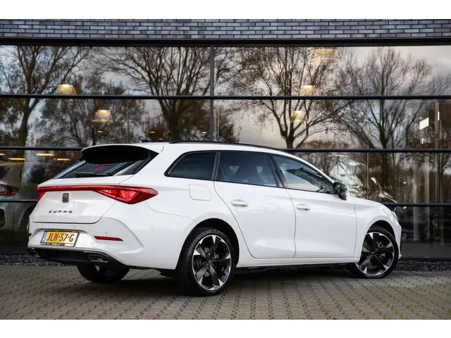 CUPRA Leon Sportstourer 1.4 e-Hybrid VZ Business , Stuurverwarming, Sfeerverlichting,
