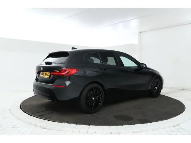 BMW 1-serie 118i High Executive Edition Full Black, Apple Carplay, Cruise