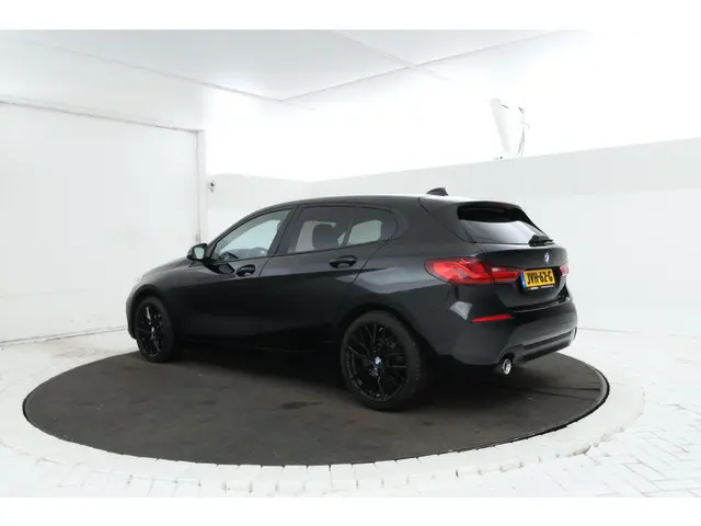 BMW 1-serie 118i High Executive Edition Full Black, Apple Carplay, Cruise