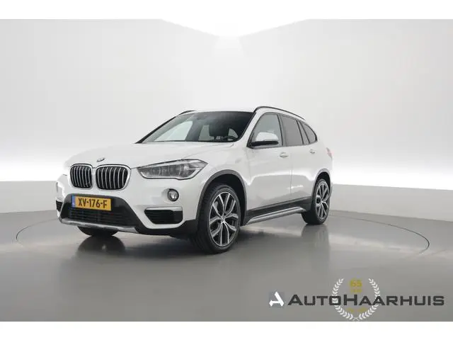 BMW X1 sDrive20i Orange Edition III | Rijklaar! | Orig. NL | HUD | Leder | Camera+PDC | Dig. Cockpit...