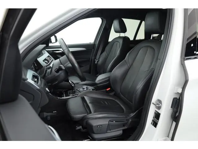 BMW X1 sDrive20i Orange Edition III | Rijklaar! | Orig. NL | HUD | Leder | Camera+PDC | Dig. Cockpit...